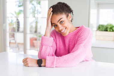 Güzel genç Afrikalı Amerikalı kadın neşeli, dinozor gülümsüyor