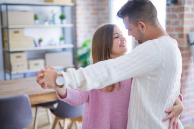 Yeni bir ev için çok mutlu gülümseyen yeni bir eve hareket dans kutluyor aşk genç güzel çift