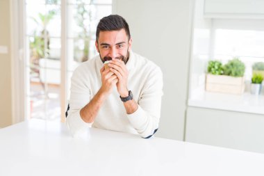 Sabah kahve almak içmek zevk sırasında gülümseyen yakışıklı adam