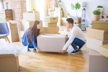 Güzel genç Asya çift mutlu görünümlü, büyük bir cardbo tutarak