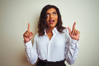 İzole beyaz arka plan üzerinde güzel transseksüel transseksüel zarif işkadını hayret ve görünümlü ve parmaklar ve yükseltilmiş kollar ile işaret şaşırttı.