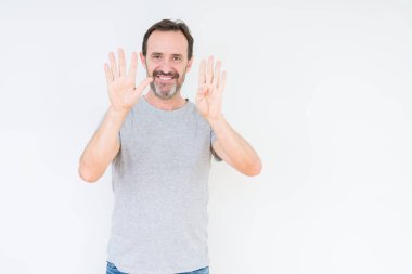 Üst düzey yakışıklı gösteren ve parmakları ile işaret izole arka plan üzerinde numara 9 kendinden emin ve mutlu gülümseyerek süre.