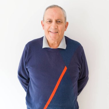 Yakışıklı orta yaş kıdemli neşeli, mutlu gülümseyen adam ve yerine koymak