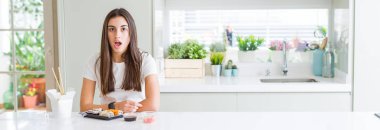 Güzel genç kadının teslim korkuyor ve sürpriz ifade, korku ve heyecanlı yüz ile şok Asya Suşi yeme geniş açı resim.