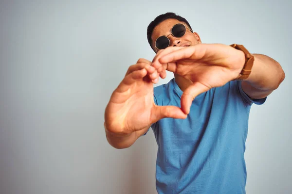 Joven Brasileño Con Camiseta Azul Gafas Sol Sobre Fondo Blanco — Foto de Stock