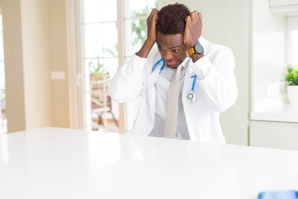 Médico Afroamericano Clínica Que Sufre Dolor Cabeza Desesperado Estresado Porque — Foto de Stock