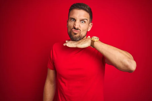 Joven Hombre Guapo Con Camiseta Casual Sobre Fondo Rojo Aislado — Foto de Stock