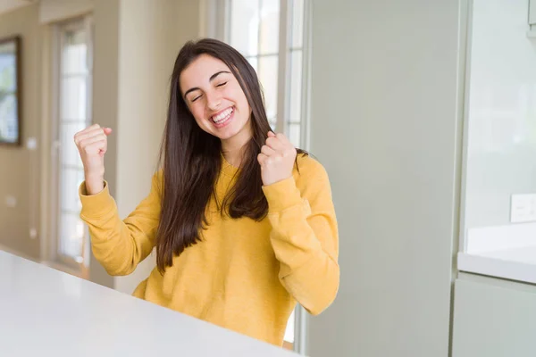 Vacker Ung Kvinna Klädd Gul Tröja Mycket Glad Och Upphetsad — Stockfoto