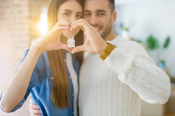 Junges Paar Zieht Ein Neues Zuhause Umarmt Sich Verliebt Und — Stockfoto