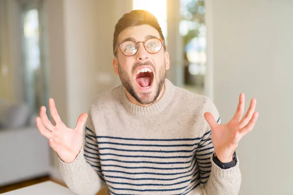 Mladý Pohledný Muž Nosí Brýle Doma Crazy Šílené Křičet Řvát — Stock fotografie