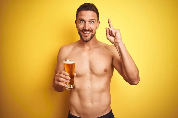 Νέος Όμορφος Άντρας Χωρίς Μπλούζα Που Πίνει Ένα Λίτρο Μπύρα — Φωτογραφία Αρχείου