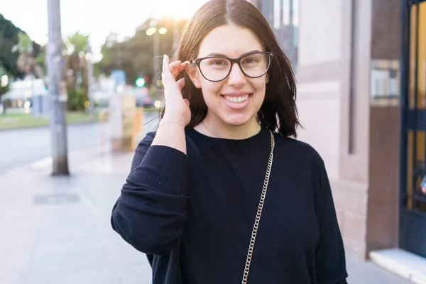 Belle Jeune Femme Brune Souriante Excitée Marchant Dans Les Rues — Photo