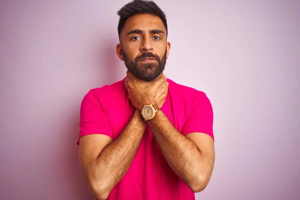 Mladý Indiánský Muž Který Nosí Tričko Osamělém Růžovém Pozadí Vykřikuje — Stock fotografie