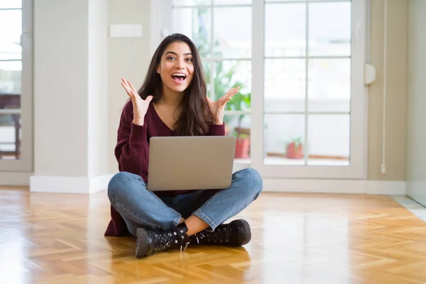 Mladá Žena Používající Počítačový Laptop Který Sedí Podlaze Oslavuje Šíleného — Stock fotografie