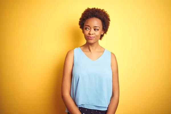 Mooie Afrikaanse Amerikaanse Vrouw Het Dragen Van Elegante Shirt Geïsoleerde — Stockfoto
