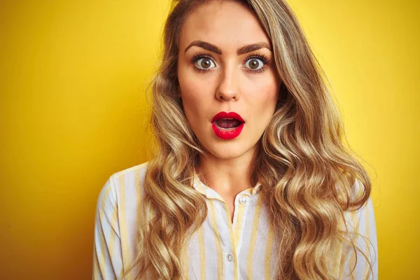 Young Beautiful Woman Wearing Stripes Shirt Standing Yellow Isolated Background — Stock Photo, Image