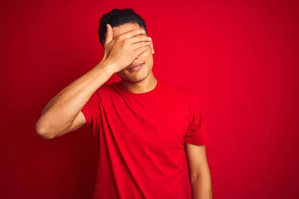 Jonge Braziliaanse Man Dragen Shirt Staande Geïsoleerde Rode Achtergrond Die — Stockfoto