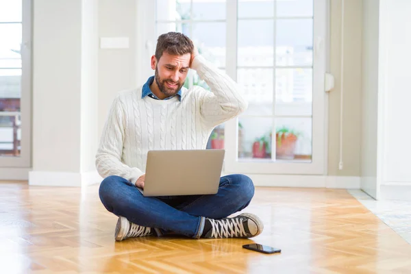 Hombre Guapo Usando Trabajo Usando Computadora Portátil Estresado Con Mano —  Fotos de Stock