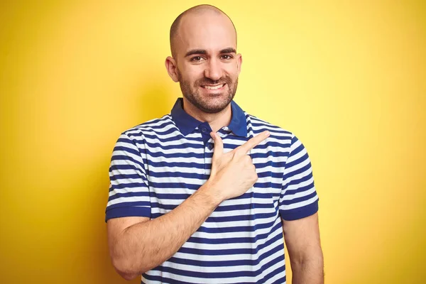 Joven Calvo Con Barba Que Lleva Una Camiseta Azul Rayas —  Fotos de Stock