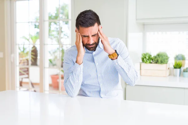 Schöner Hispanischer Geschäftsmann Der Unter Kopfschmerzen Leidet Verzweifelt Und Gestresst — Stockfoto