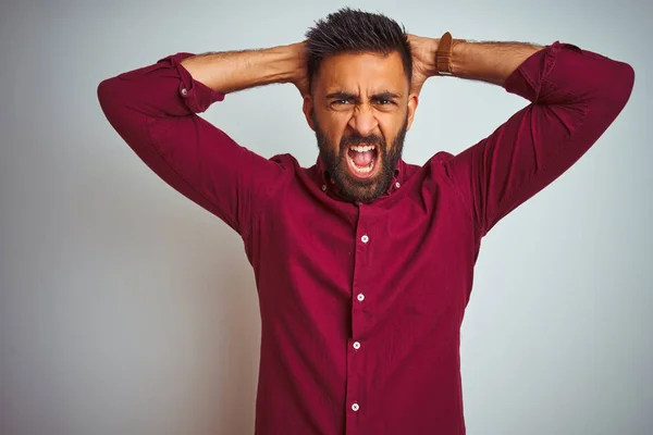 Joven Indio Vestido Rojo Elegante Camisa Pie Sobre Fondo Gris —  Fotos de Stock