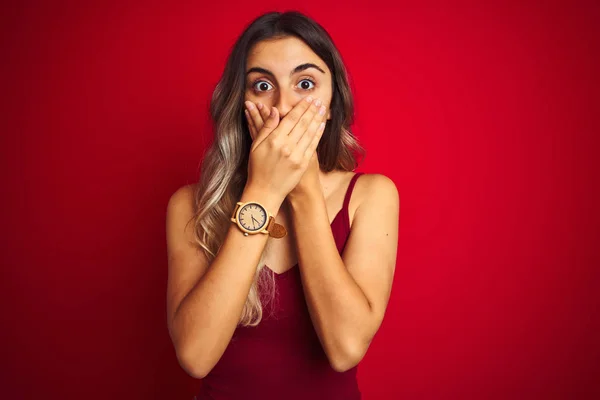 Jovem Mulher Bonita Vestindo Uma Camiseta Sobre Fundo Isolado Vermelho — Fotografia de Stock