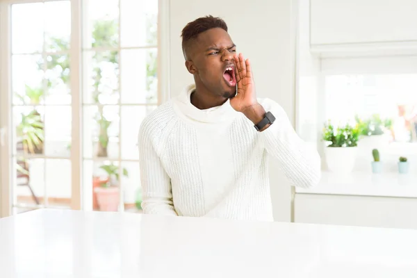 Knappe Afro Amerikaanse Man Witte Tafel Schreeuwen Schreeuwen Luid Naar — Stockfoto