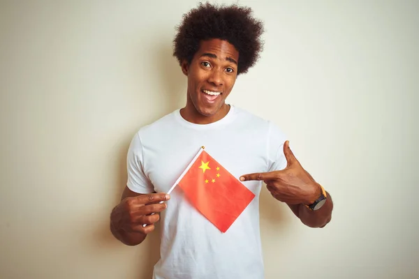 Νέος Αφρο Αμερικανός Άνθρωπος Κρατώντας Κίνα Κινεζική Σημαία Στέκεται Πάνω — Φωτογραφία Αρχείου