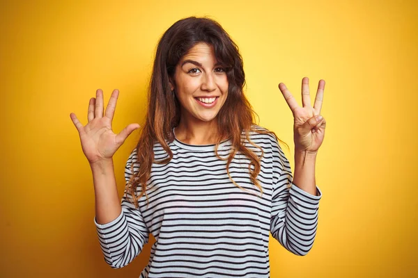 Jonge Mooie Vrouw Het Dragen Van Strepen Shirt Staande Yelllow — Stockfoto