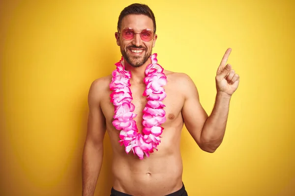 Joven Hombre Guapo Sin Camisa Con Gafas Sol Lei Hawaiano — Foto de Stock