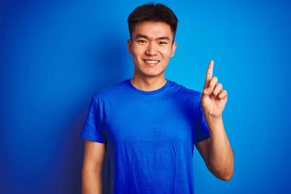 Jovem Asiático Chinês Homem Vestindo Shirt Sobre Isolado Azul Fundo — Fotografia de Stock