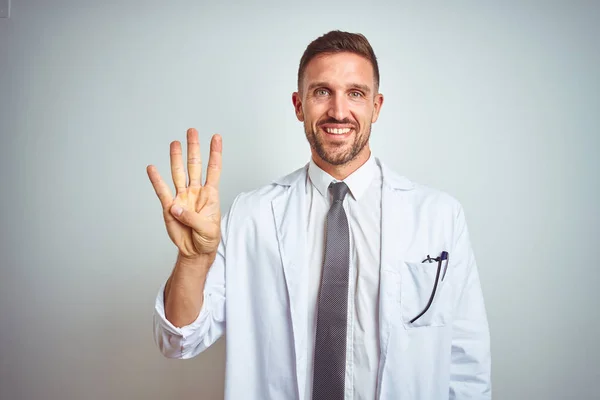 Joven Guapo Doctor Hombre Usando Blanco Profressional Capa Sobre Aislado — Foto de Stock