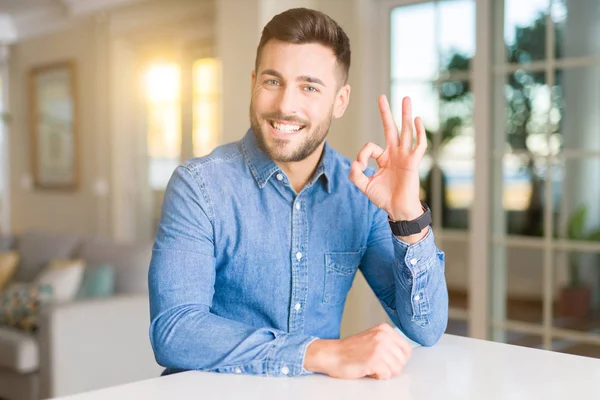 Jonge Knappe Man Thuis Doen Teken Met Vingers Uitstekende Symbool — Stockfoto