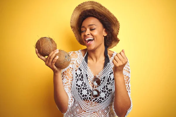 Jeune Femme Afro Américaine Aux Cheveux Afro Tenant Noix Coco — Photo
