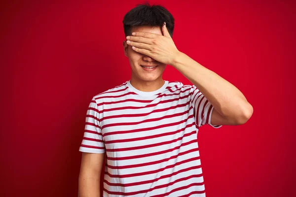 Jonge Aziatische Chinese Man Dragen Gestreepte Shirt Staande Geïsoleerde Rode — Stockfoto