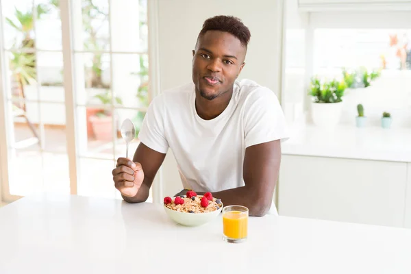 Mladý Afričan Americký Muž Který Ráno Jedl Zdravou Snídani Sebevědomým — Stock fotografie