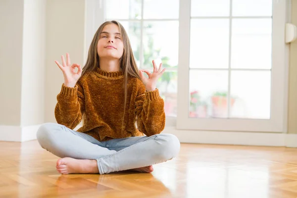 Bella Ragazza Bambino Seduto Sul Pavimento Casa Rilassarsi Sorridere Con — Foto Stock