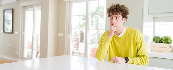 Groothoek Schot Van Jonge Knappe Man Thuis Kijken Vol Vertrouwen — Stockfoto