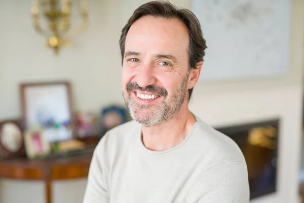 Guapo Hombre Mediana Edad Sonriendo Mirando Cámara Casa —  Fotos de Stock