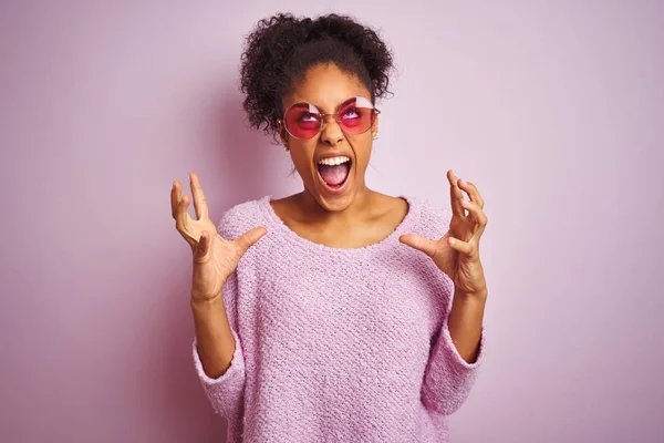 Африканская Американка Зимнем Свитере Солнцезащитных Очках Изолированном Розовом Фоне Сумасшедшими — стоковое фото