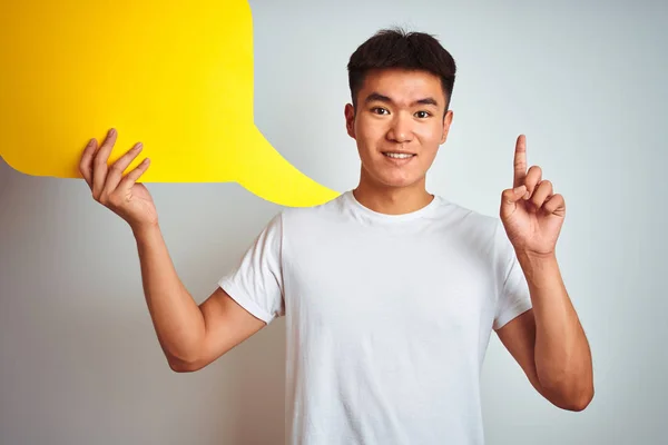 Asiático Chinês Homem Segurando Fala Bolha Sobre Isolado Branco Fundo — Fotografia de Stock