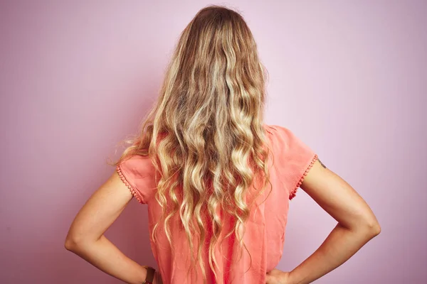 Ung Vacker Kvinna Bär Shirt Stående Över Rosa Isolerad Bakgrund — Stockfoto