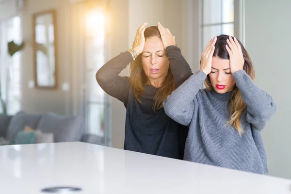 Όμορφη Οικογένεια Μητέρα Και Κόρη Μαζί Στο Σπίτι Που Υποφέρουν — Φωτογραφία Αρχείου