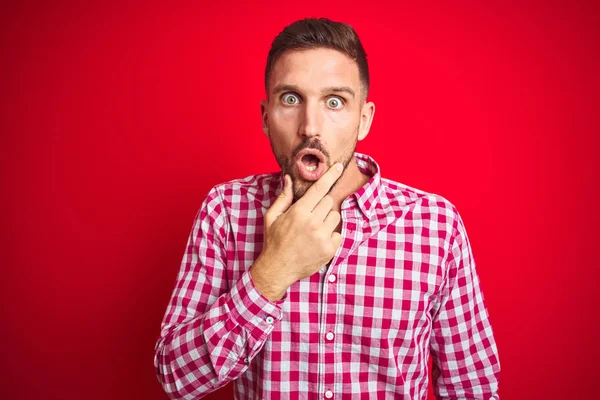 Jovem Homem Bonito Sobre Vermelho Isolado Fundo Olhando Fascinado Com — Fotografia de Stock