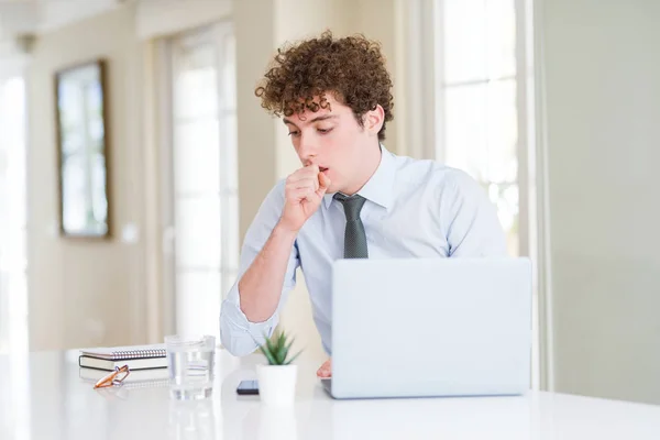 Joven Hombre Negocios Que Trabaja Con Computadora Portátil Oficina Sensación — Foto de Stock