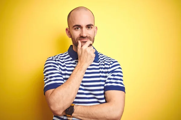 Homem Careca Jovem Com Barba Vestindo Casual Listrado Azul Shirt — Fotografia de Stock