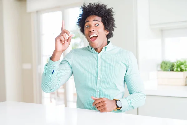 Афроамериканець Ділової Людини Носять Елегантний Сорочка Вказуючи Пальцем Успішною Ідеєю — стокове фото