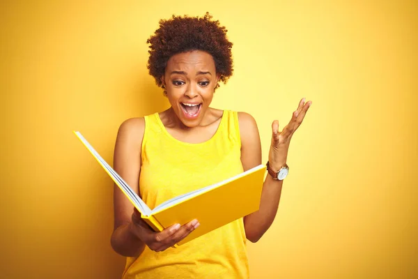 Afrikansk Amerikansk Kvinna Läser Bok Över Gula Isolerad Bakgrund Mycket — Stockfoto