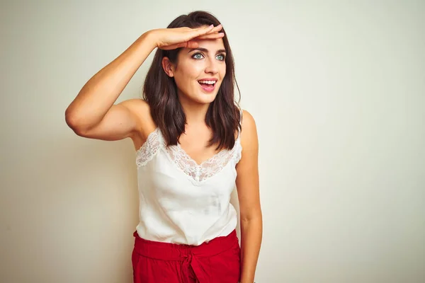 Ung Vacker Kvinna Bär Shirt Stående Över Vit Isolerad Bakgrund — Stockfoto