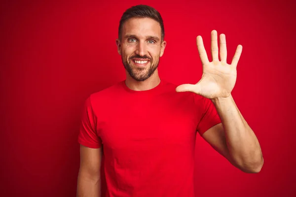 Jovem Bonito Homem Vestindo Casual Shirt Sobre Vermelho Isolado Fundo — Fotografia de Stock